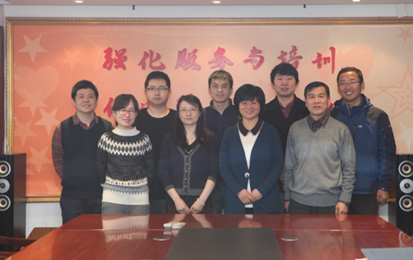 图为新老团支部成员合影
