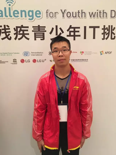 图为在四川汶川地震中致残的谢晓林